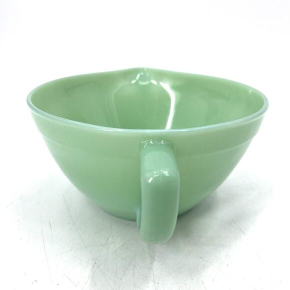 Vintage Fire King Oven Ware Green Jadeite Mixing Bowl with Handle & Pour Spout - Picture 2 of 7